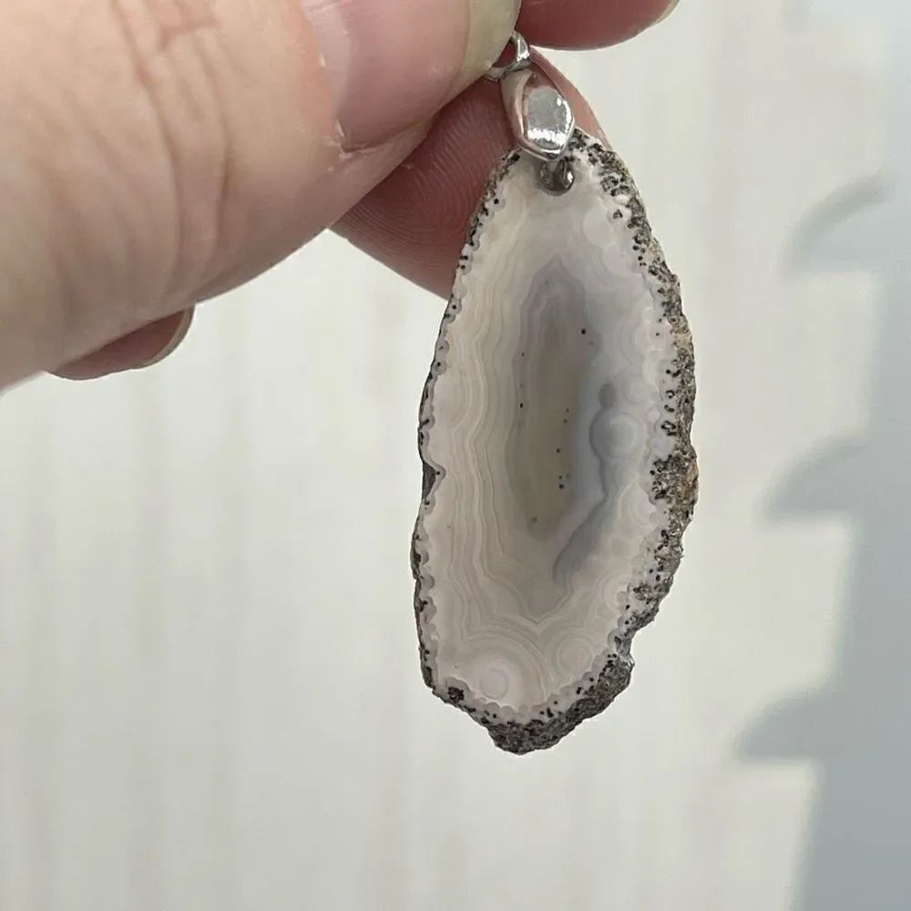 White agate crystal slice pendant necklace golden wrap gold tone chain 24” - Picture 4 of 11